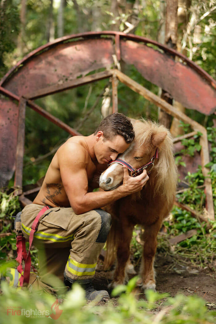 inspiringlife.pt - Bombeiros australianos criam calendário de caridade com fotos bem escaldantes