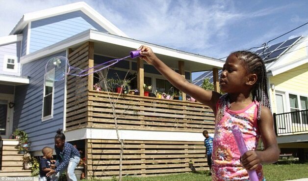 inspiringlife.pt - Brad Pitt ajuda a construir casas ecológicas para famílias vítimas do furacão Katrina