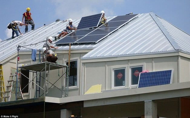 inspiringlife.pt - Brad Pitt ajuda a construir casas ecológicas para famílias vítimas do furacão Katrina