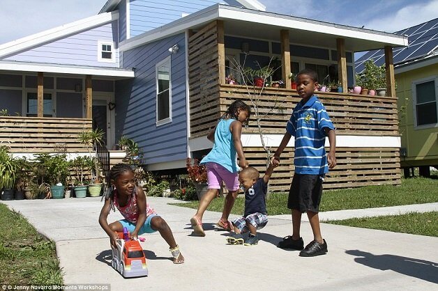 inspiringlife.pt - Brad Pitt ajuda a construir casas ecológicas para famílias vítimas do furacão Katrina