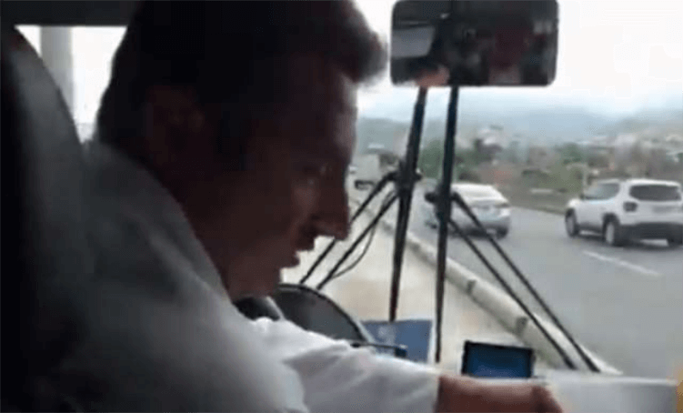 inspiringlife.pt - Motorista de ônibus parou para resgatar cão e os passageiros aplaudem