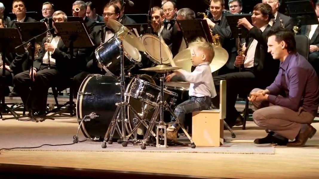 Menino de 3 anos baterista lidera orquestra de adultos