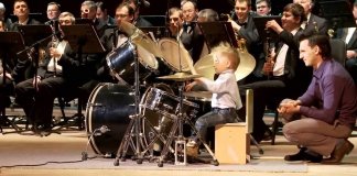 Menino de 3 anos baterista lidera orquestra de adultos