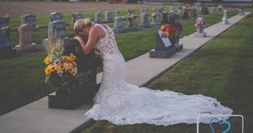 Mulher veste-se de noiva no dia do casamento para homenagear o seu falecido noivo