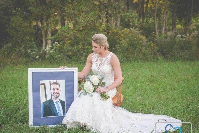 inspiringlife.pt - Mulher veste-se de noiva no dia do casamento para homenagear o seu falecido noivo