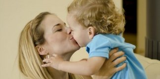 O perigo de beijares os teus filhos na boca