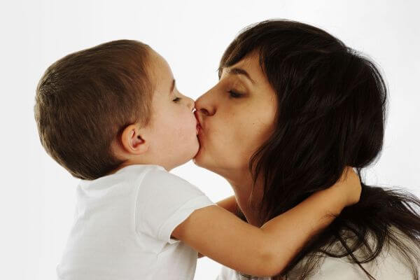 inspiringlife.pt - O perigo de beijares os teus filhos na boca