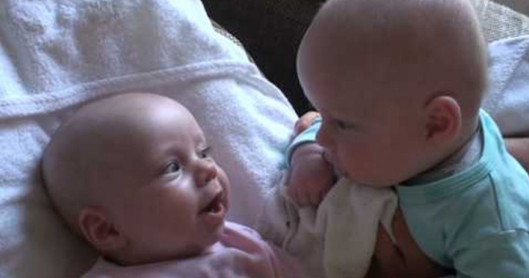 Pai apanha filhos bebés gémeos a terem conversa adorável