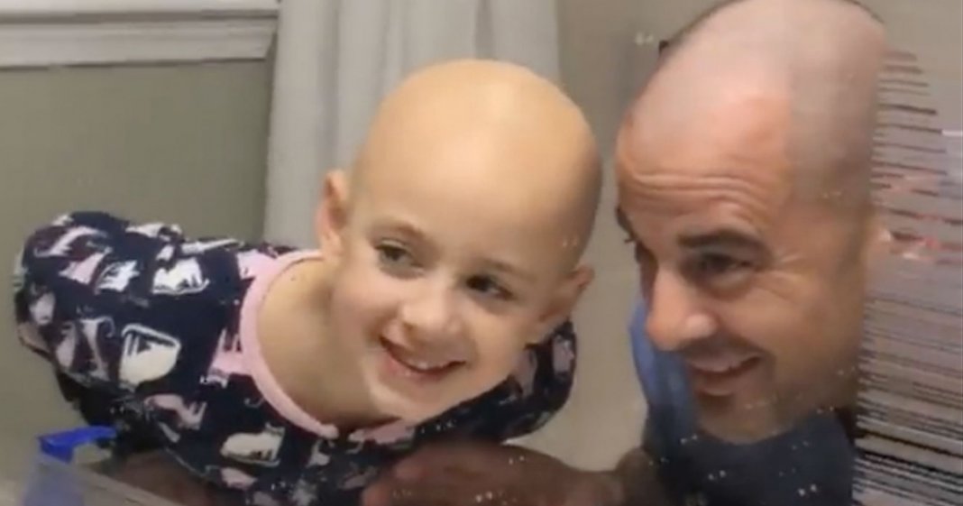 Pai rapa cabelo para que filha com alopecia se sinta amada