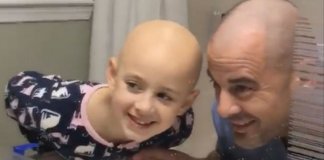 Pai rapa cabelo para que filha com alopecia se sinta amada