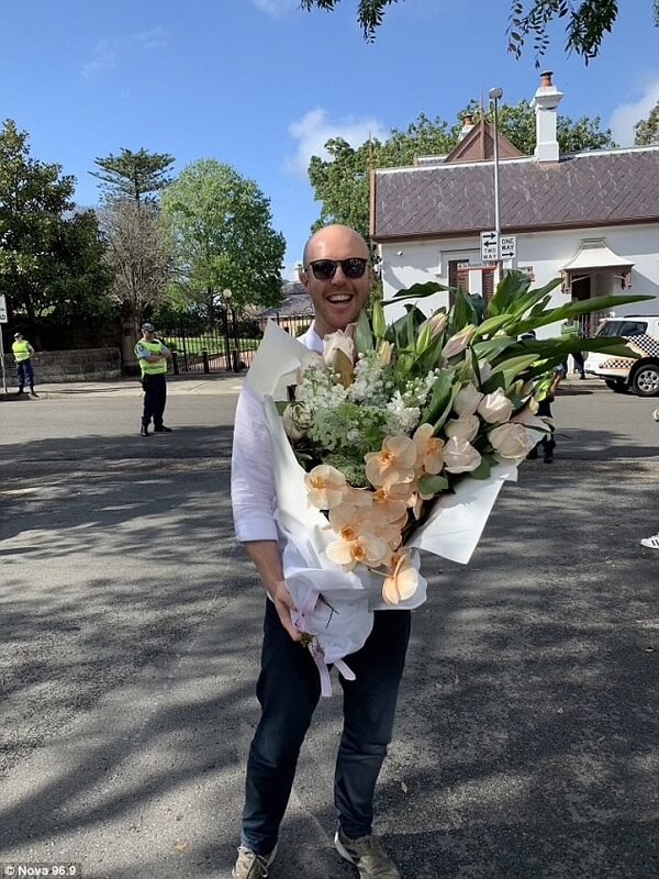 inspiringlife.pt - Príncipe Harry tem reacção hilariante ao ver homem oferecer ramo de flores a Meghan