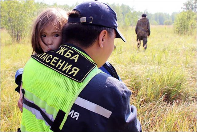 inspiringlife.pt - Rússia inaugura estátua de "menina Mowgli" que escapou da morte graças ao seu cão