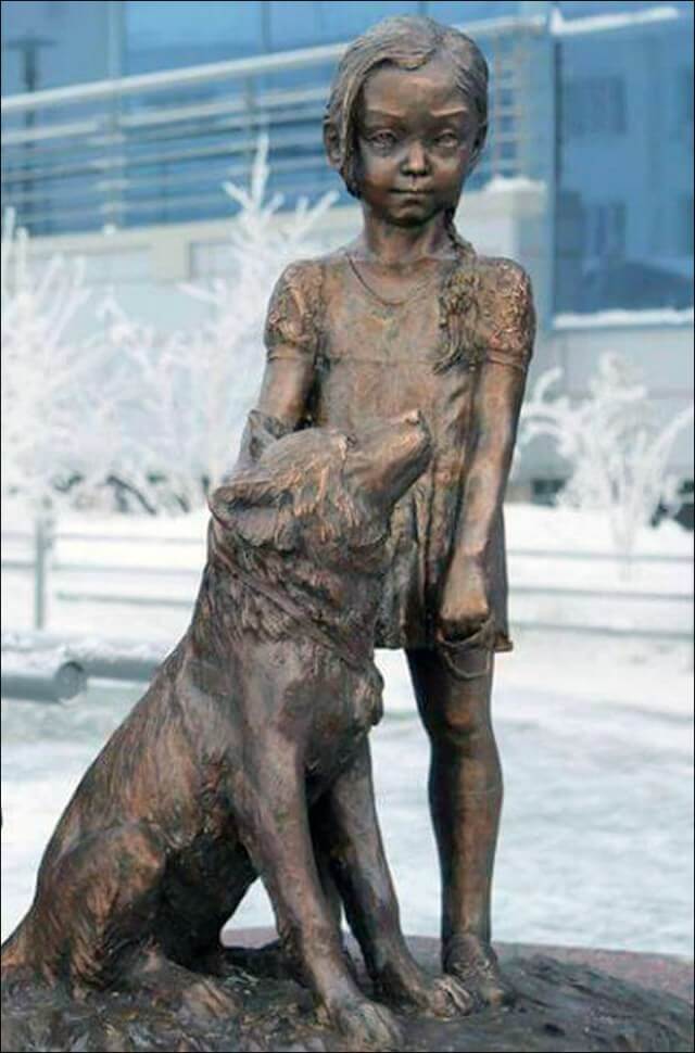 inspiringlife.pt - Rússia inaugura estátua de "menina Mowgli" que escapou da morte graças ao seu cão