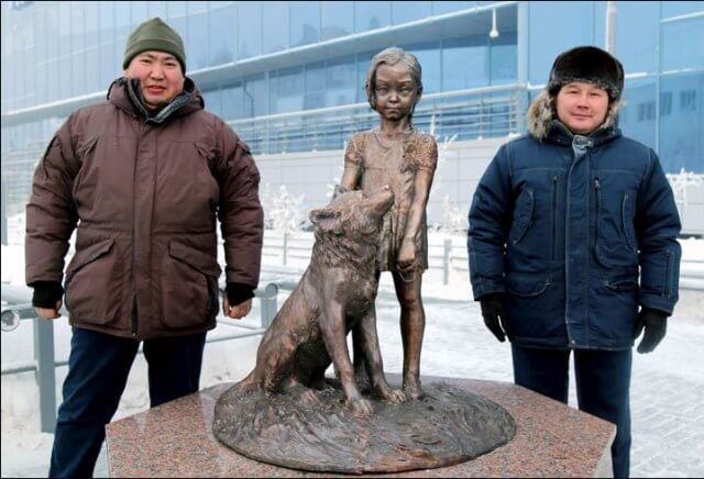 inspiringlife.pt - Rússia inaugura estátua de "menina Mowgli" que escapou da morte graças ao seu cão