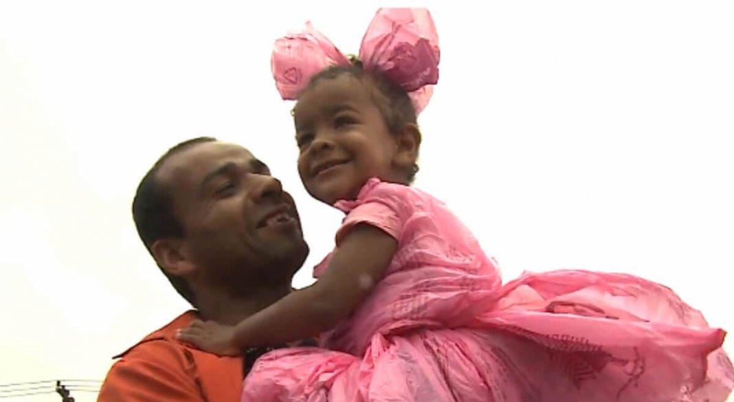 Sem dinheiro, pai faz fantasia de princesa para filha usando sacos de plástico