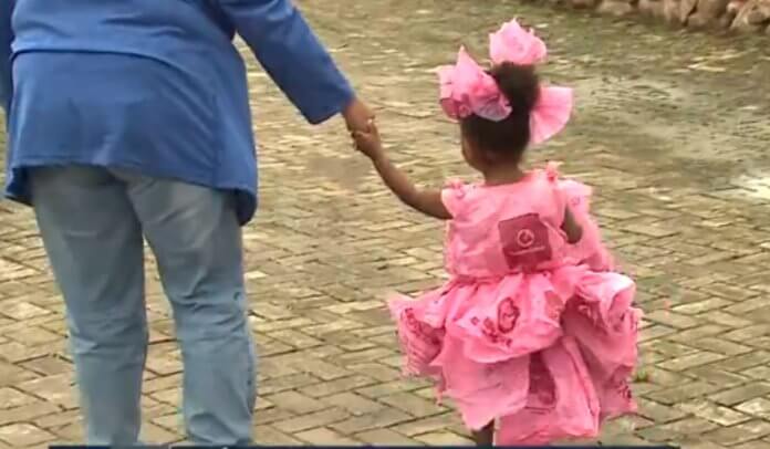 inspiringlife.pt - Sem dinheiro, pai faz fantasia de princesa para filha usando sacos de plástico