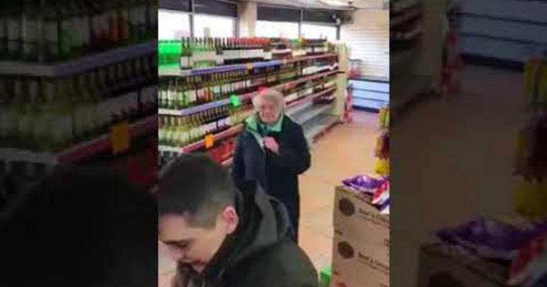 Uma avó ouve a sua música favorita no supermercado e não consegue parar de dançar