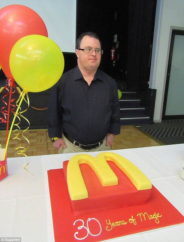 inspiringlife.pt - Funcionário do McDonald’s comemorou 30 anos de trabalho na empresa