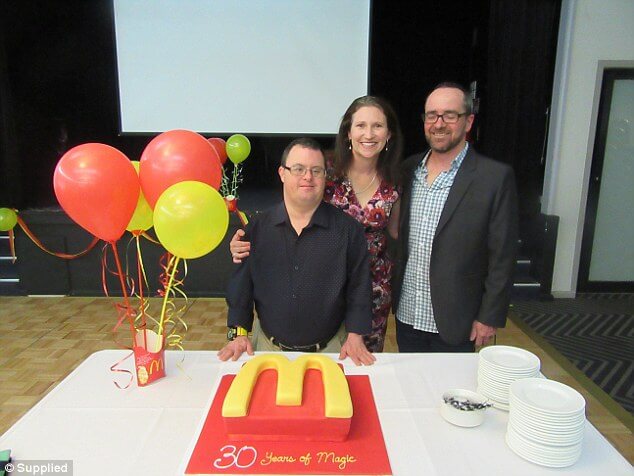 inspiringlife.pt - Funcionário do McDonald’s comemorou 30 anos de trabalho na empresa