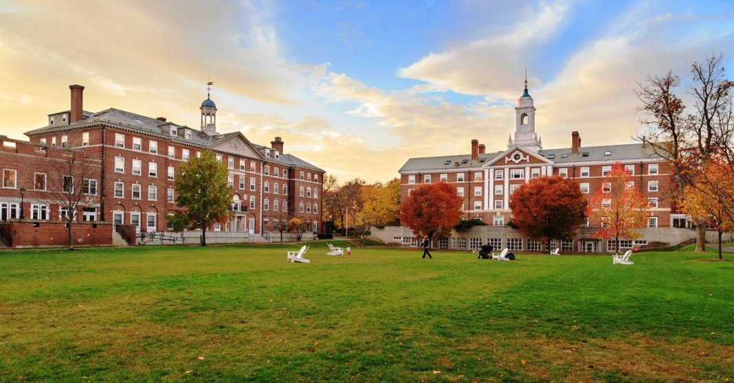 Harvard impede entrada de alunos que postaram coisas obscenas e racistas no Facebook