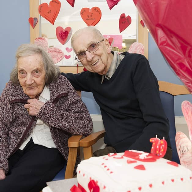 inspiringlife.pt - Marido de 91 anos lê diário para mulher com amnésia para manter o amor vivo