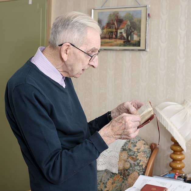 inspiringlife.pt - Marido de 91 anos lê diário para mulher com amnésia para manter o amor vivo