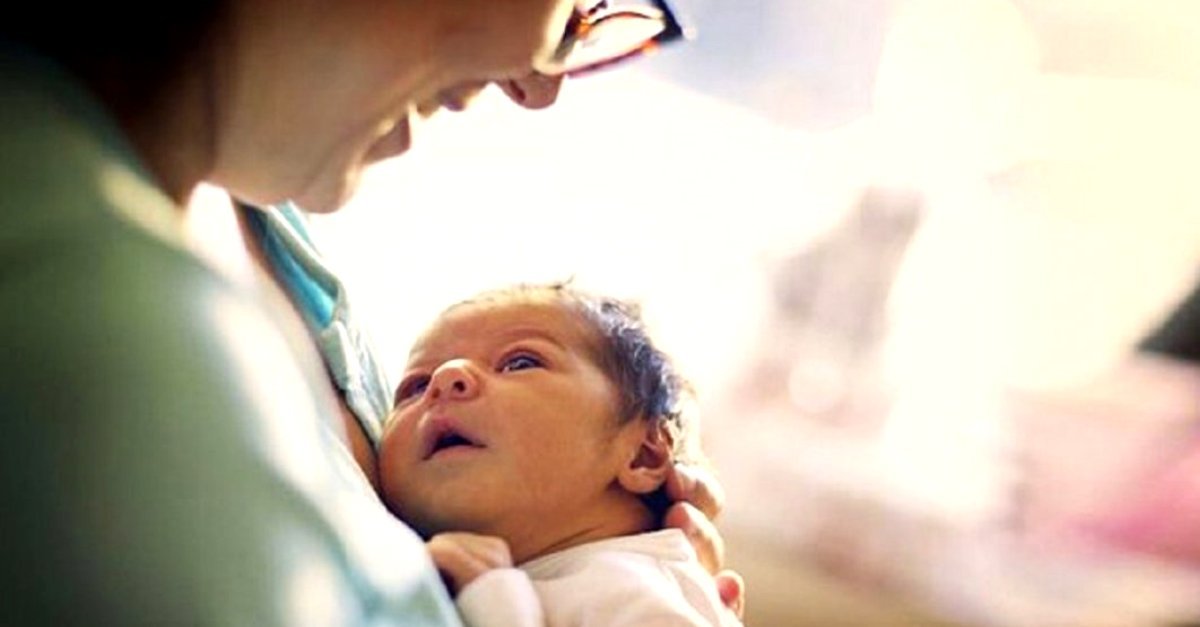 podes-te-voluntariar-para-abracar-bebes-viciados-ajudando-na-sua-recuperacao