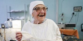 Aos 91 anos, cirurgiã mais velha do mundo faz cerca de quatro operações por dia