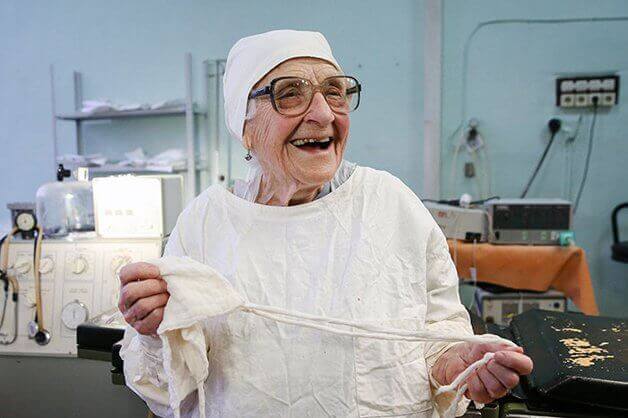 inspiringlife.pt - Aos 91 anos, cirurgiã mais velha do mundo faz cerca de quatro operações por dia