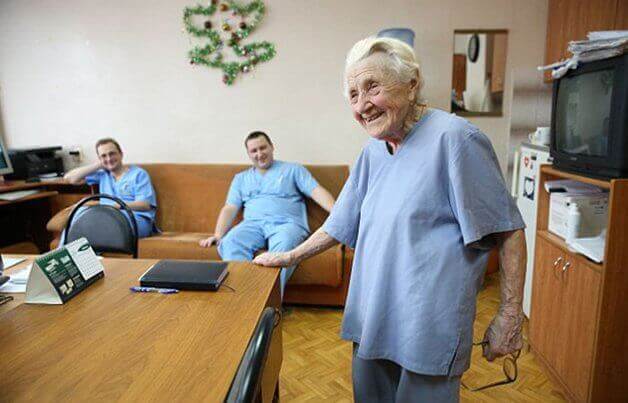 inspiringlife.pt - Aos 91 anos, cirurgiã mais velha do mundo faz cerca de quatro operações por dia