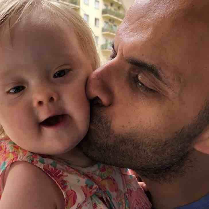 inspiringlife.pt - Este homem adotou um bebê com síndrome de Down que foi rejeitado por 20 famílias