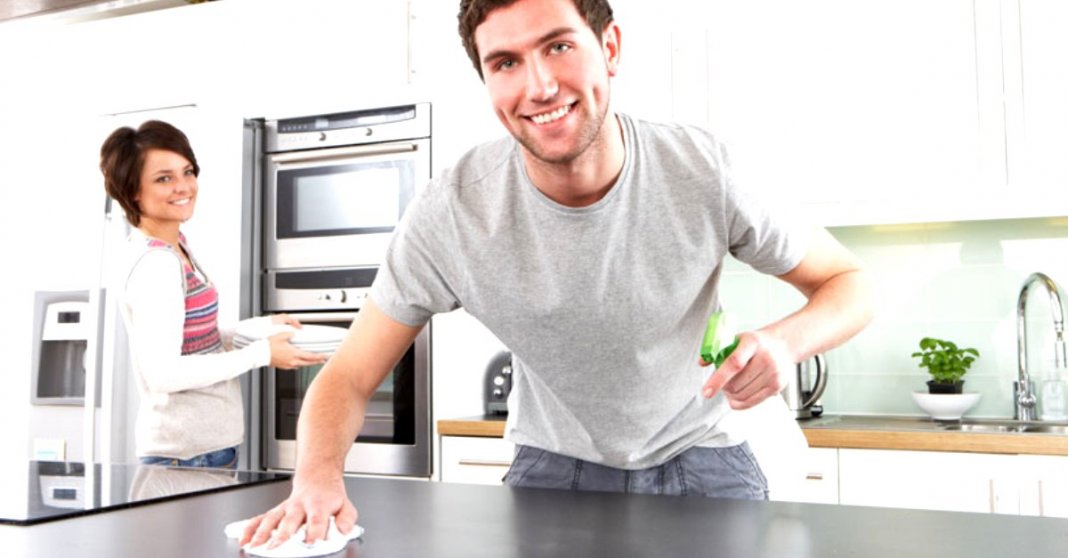 Estudo revela que os homens que limpam a casa são mais felizes