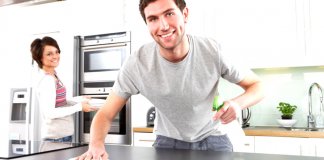 Estudo revela que os homens que limpam a casa são mais felizes