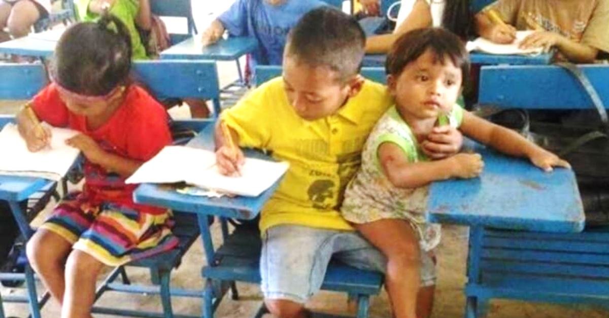 menino-de-7-anos-leva-irmao-a-escola-para-nao-perder-aula