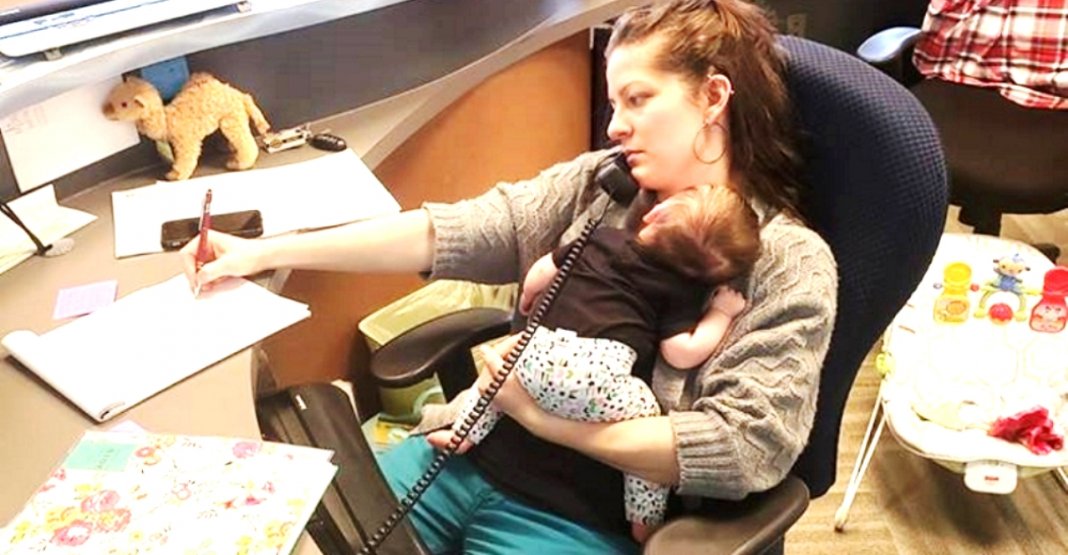 Mãe leva bebé recém-nascido para o trabalho e o chefe tirou fotos sem que ela percebesse
