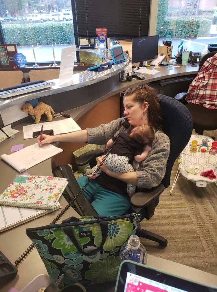 inspiringlife.pt - Mãe leva bebé recém-nascido para o trabalho e o chefe tirou fotos sem que ela percebesse