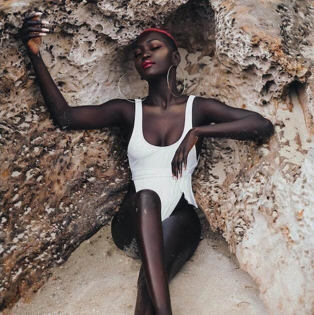 modelo-africana-tentou-clarear-a-pele-com-lixivia-alvejante-e-conta-como-superou-o-preconceito7