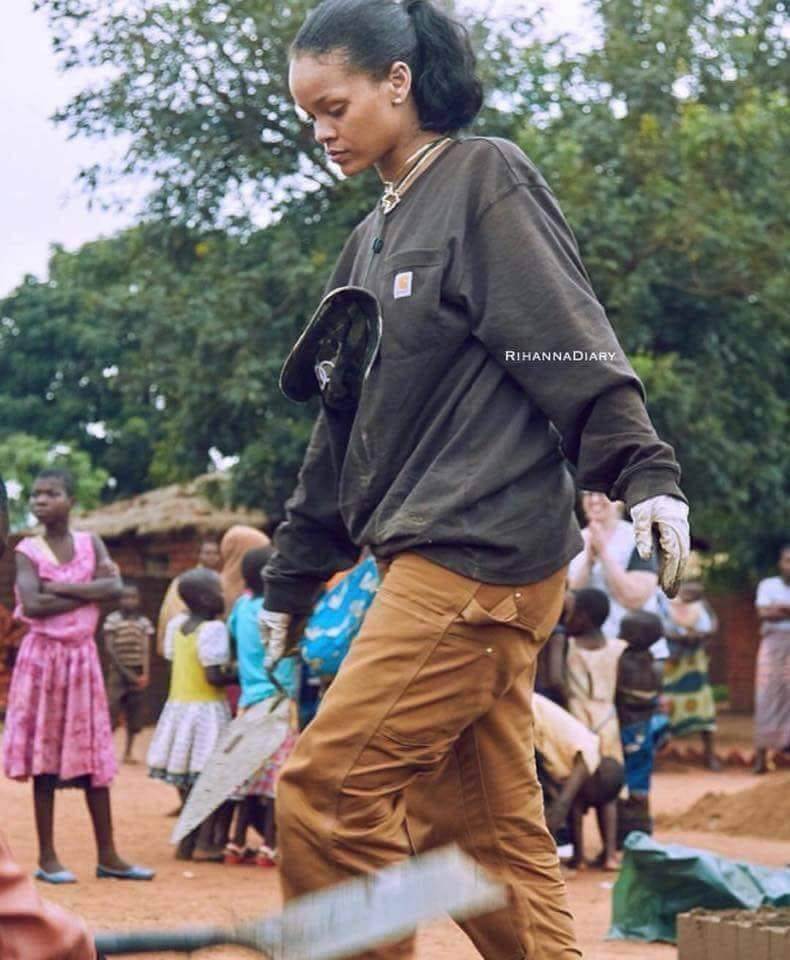 inspiringlife.pt - Rihanna carrega água e areia para ajudar a construir hospital no Malaui