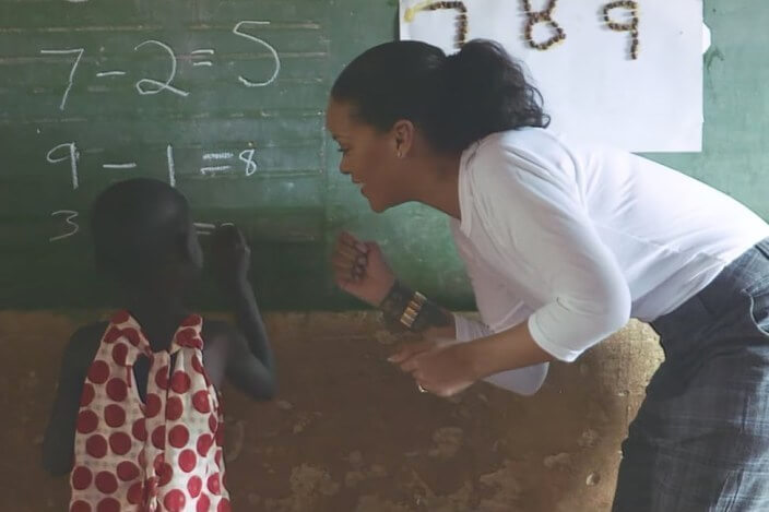 inspiringlife.pt - Rihanna carrega água e areia para ajudar a construir hospital no Malaui