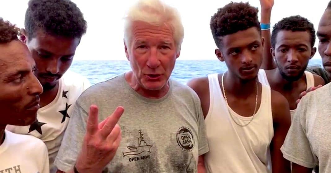 Richard Gere leva comida a imigrantes que ficaram retidos num navio no Mediterrâneo