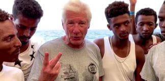 Richard Gere leva comida a imigrantes que ficaram retidos num navio no Mediterrâneo