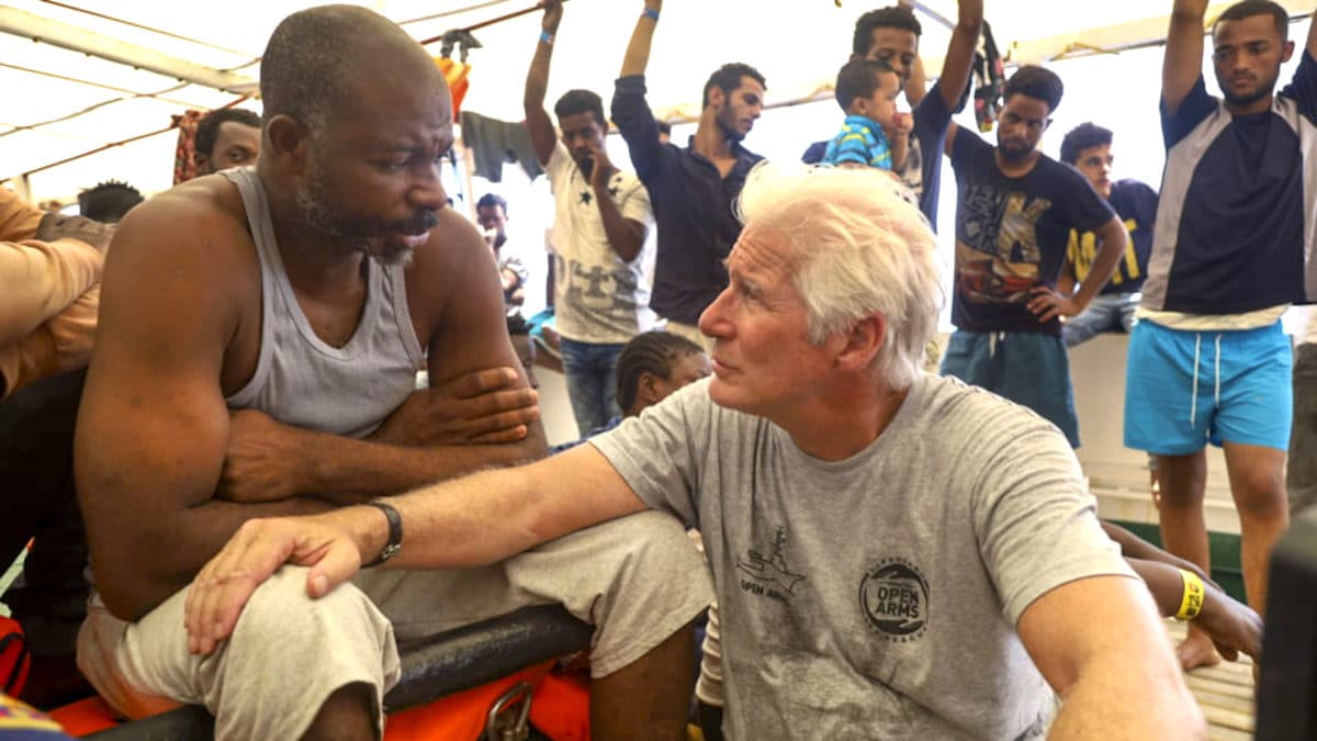 inspiringlife.pt - Richard Gere leva comida a imigrantes que ficaram retidos num navio no Mediterrâneo