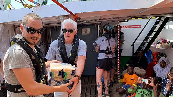 inspiringlife.pt - Richard Gere leva comida a imigrantes que ficaram retidos num navio no Mediterrâneo