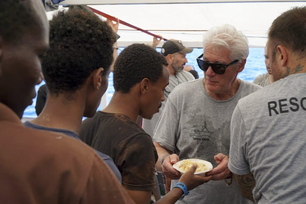 inspiringlife.pt - Richard Gere leva comida a imigrantes que ficaram retidos num navio no Mediterrâneo