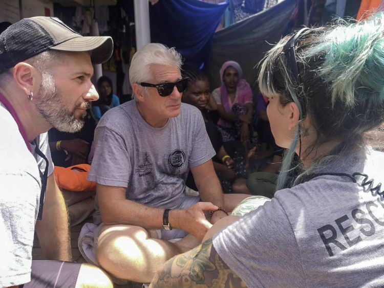 inspiringlife.pt - Richard Gere leva comida a imigrantes que ficaram retidos num navio no Mediterrâneo