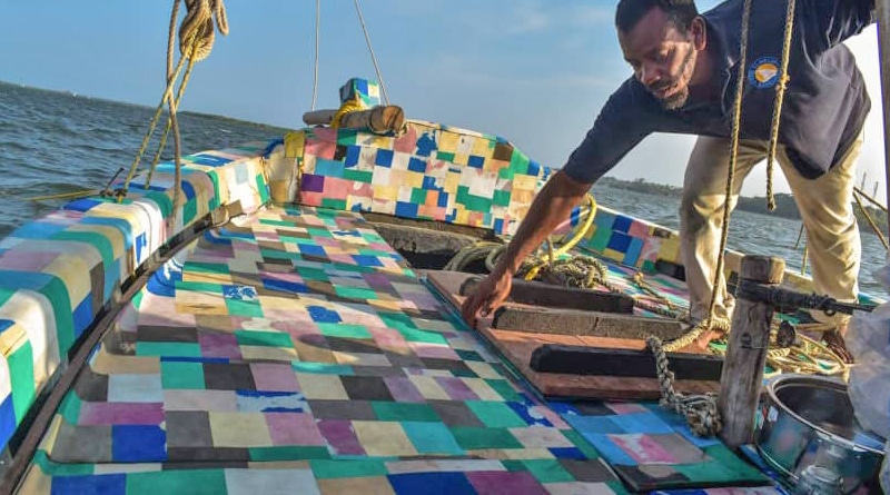 inspiringlife.pt - Barco feito inteiramente de chinelos está a limpar o Quênia do plástico
