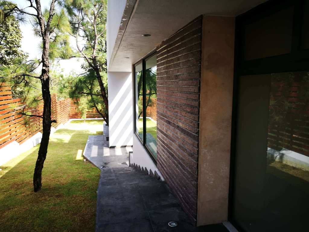 inspiringlife.pt - Engenheiro mexicano constrói "casas de plástico" resistentes a terremotos
