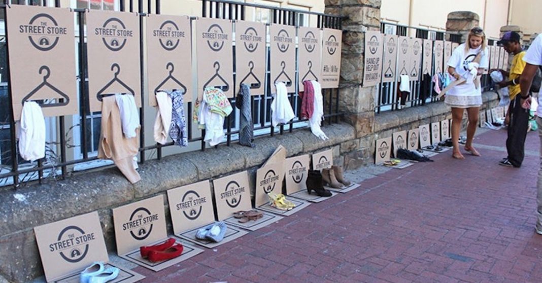 Estão a surgir no mundo lojas de rua que dão roupas grátis aos sem abrigo