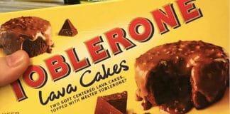 Novos bolos cobertos com chocolate Toblerone já estão à venda