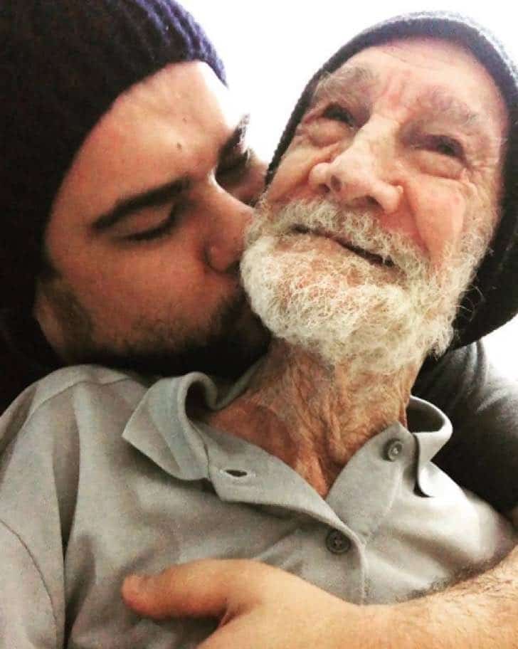 inspiringlife.pt - O momento emocionante em que avô de 95 anos com Alzheimer reconhece o seu neto